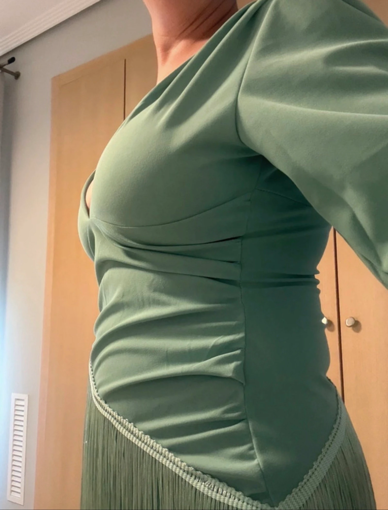 Robe de soirée vert émeraude avec décolleté en V et franges cascadées – photo 6